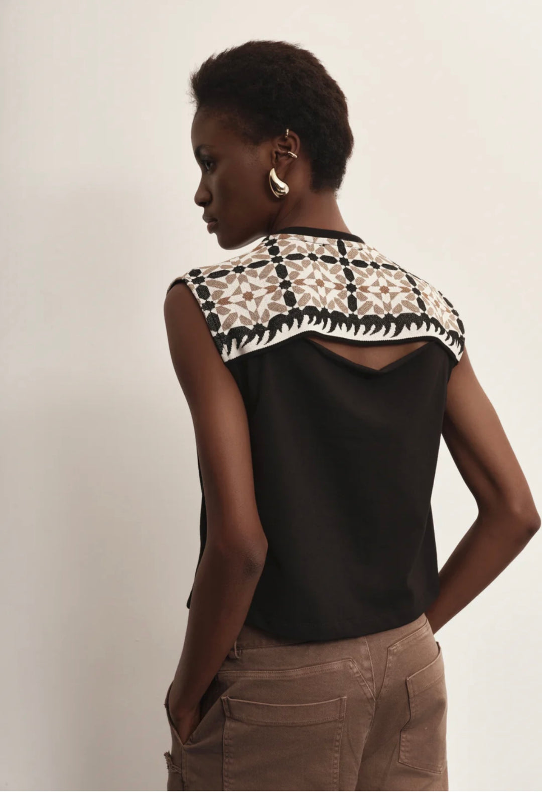 sleeveless T-shirt with jacquard shoulder pad