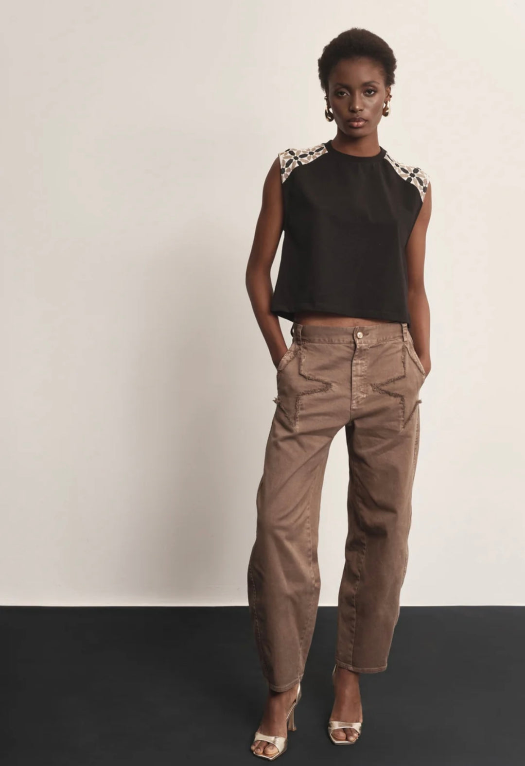 sleeveless T-shirt with jacquard shoulder pad